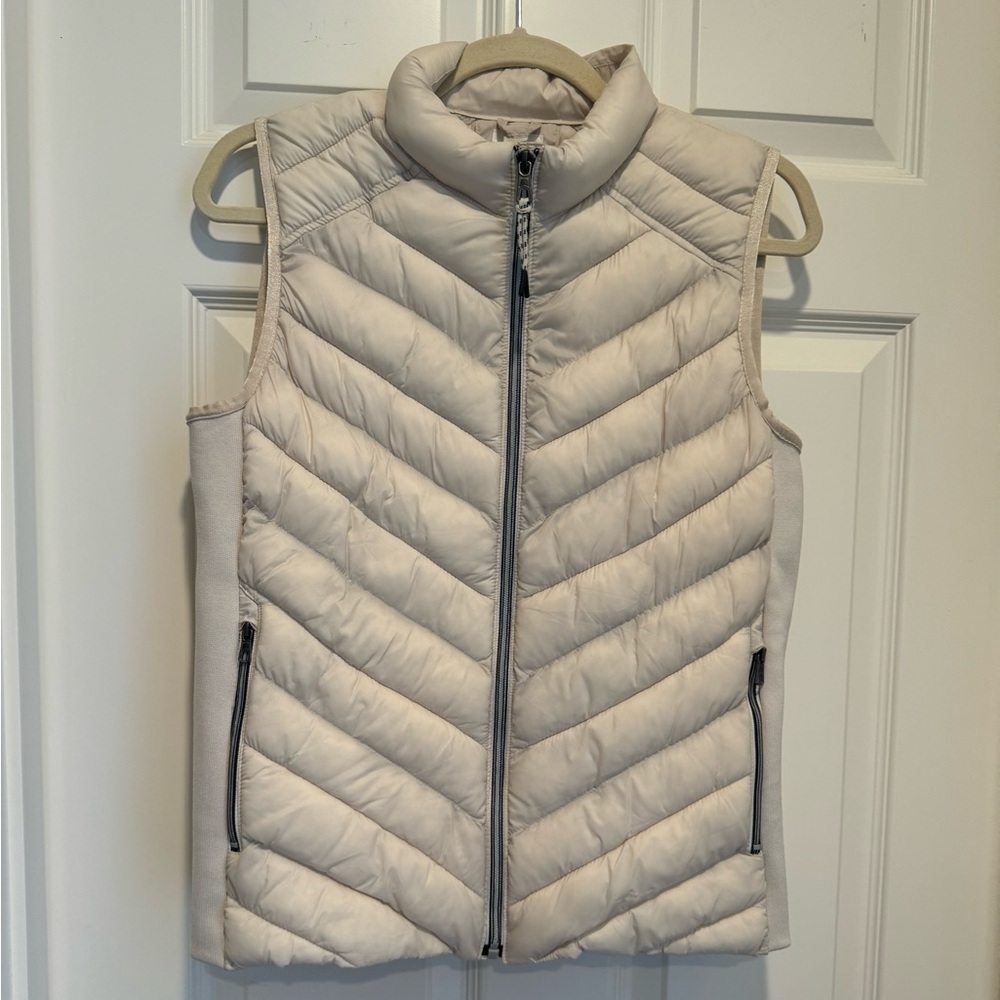 New gap puffer vest, medium, white Elastic sides Prima-loft cold control lite
